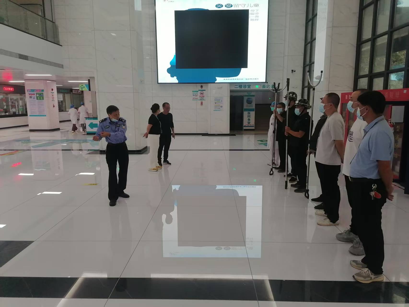 筑牢安全防线 守护医患平安——郴州市第二人民医院开展反恐防暴应急演练